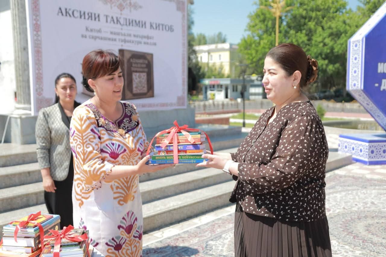 BOOKS — THE TORCH OF ENLIGHTENMENT AND THE SOURCE OF NATIONAL THINKING — Book Donation Campaign Held in Buston City
