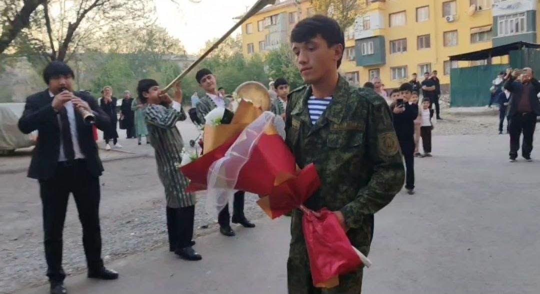 ИСТИҚБОЛИ САРБОЗИ ШУҶОИ ВАТАН ПАС АЗ АДОИ ХИЗМАТИ  ВАТАН-МОДАР